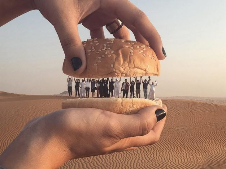 juego de perspectiva personas dentro de panes de hamburguesa 