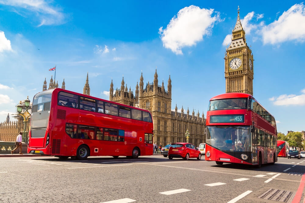 Grandes autobuses rojos con cubiertas superiores brindan vistas panorámicas durante su primera visita a Londres