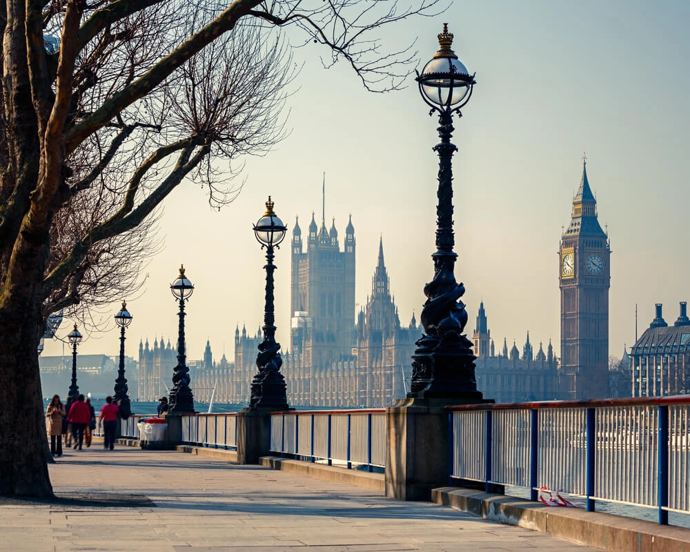 Esta hermosa calle ofrece hermosas vistas del edificio del Parlamento en Londres
