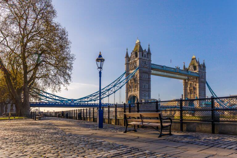 Se puede ver una hermosa vista de la calle del Tower Bridge durante su primera visita a Londres