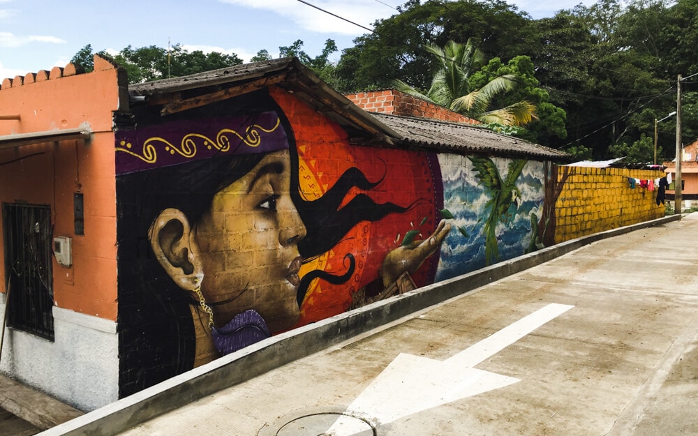 Arte callejero en el pequeño pueblo de San Jerónimo, Colombia.