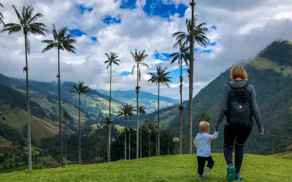 Una madre y su hijo caminan por el Valle de Cocora en Colombia.