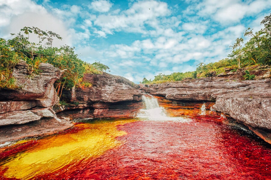 El agua fluye hacia el Cano Cristales, el famoso río rojo de Colombia.