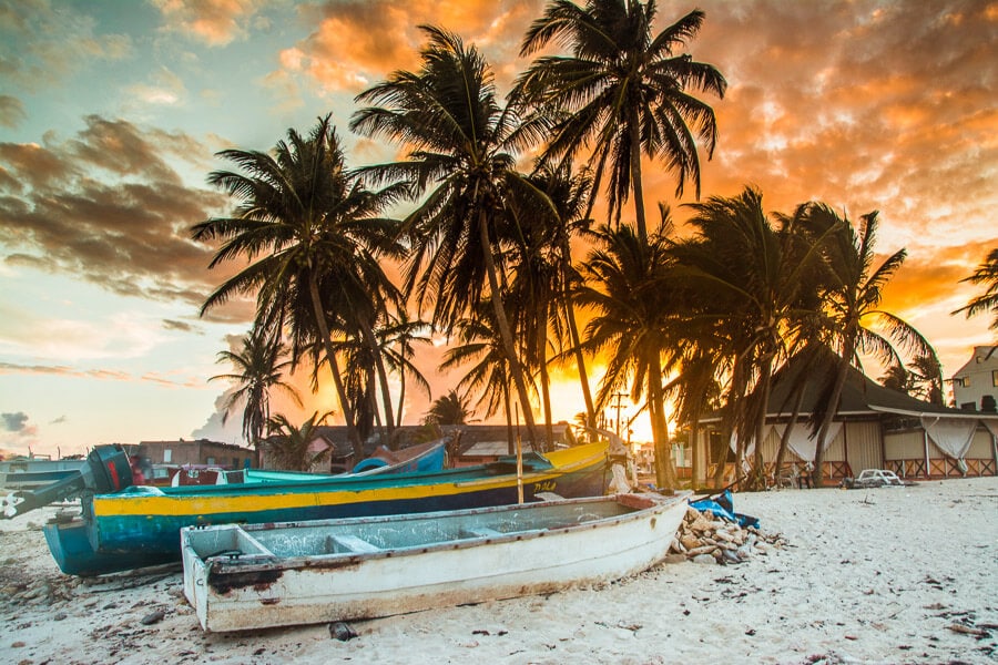 Una playa con una choza azul brillante en la orilla de la isla de San Andrés, Colombia.